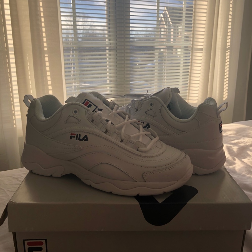 NEW Fila White Women’s Disarray Sneakers Shoes